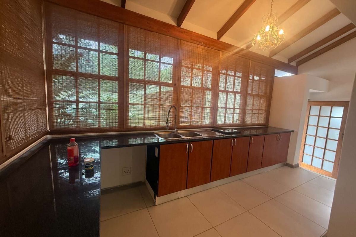 Exclusive Garden Cottage for the Discerning Tenant – Lockup & Go! - Photo 5