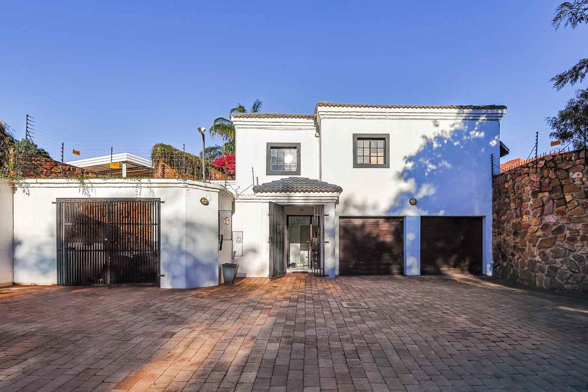 Modern living in the Heart of Waterkloof. - Photo 2