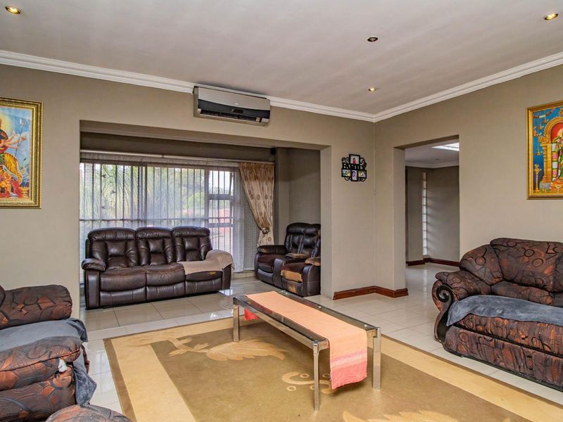 Your Ideal Home: Elegance, Convenience, and Comfort! - Photo 9