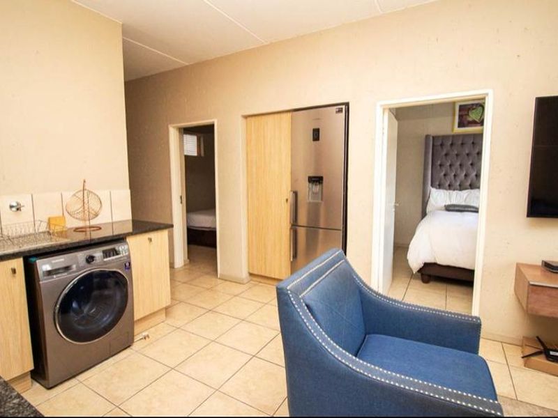 Fully Furnished 2 Bedroom Apartment - Photo 6