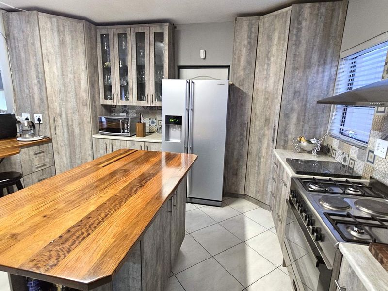 7 Bedroom Executive Family Home in Popular Security Estate in Melodie Hartbeespoort - Photo 10