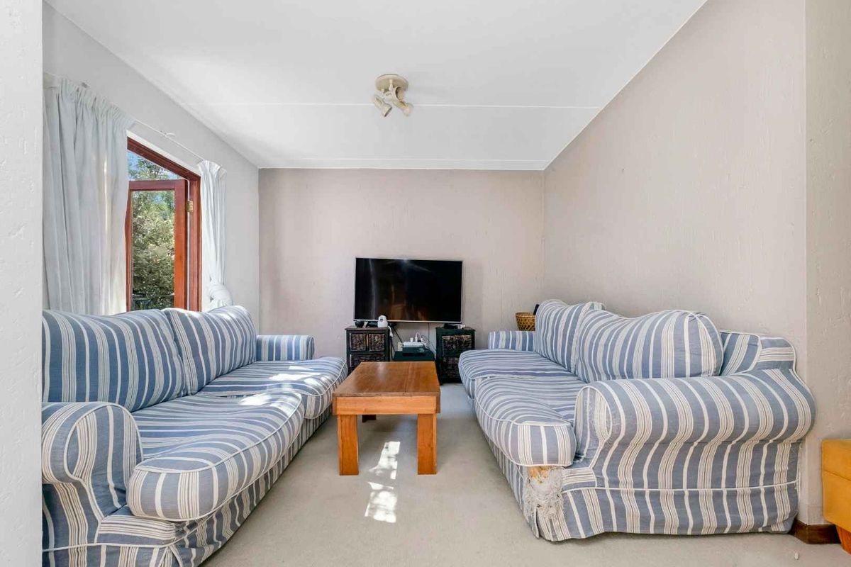 LIGHT 1 BEDROOM FIRST FLOOR APARTMENT FOR SALE IN BROADACRES - Photo 4