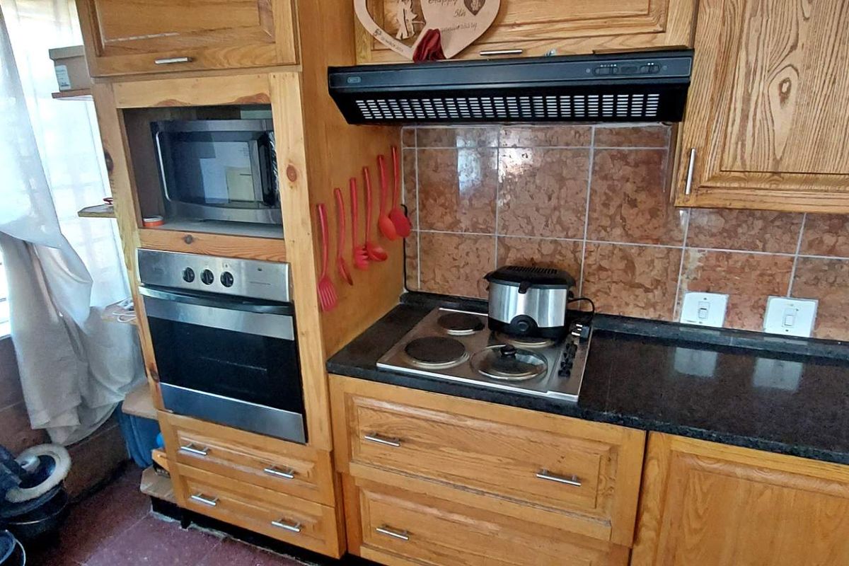 3 Bedrooms and a Flat - Photo 5