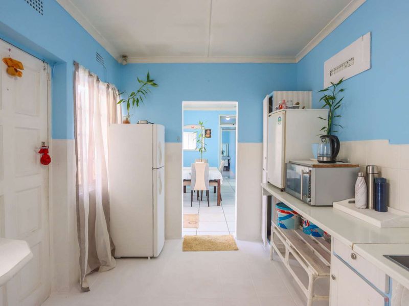 Spacious 3-Bedroom Family Home with Three Outbuildings - Photo 7