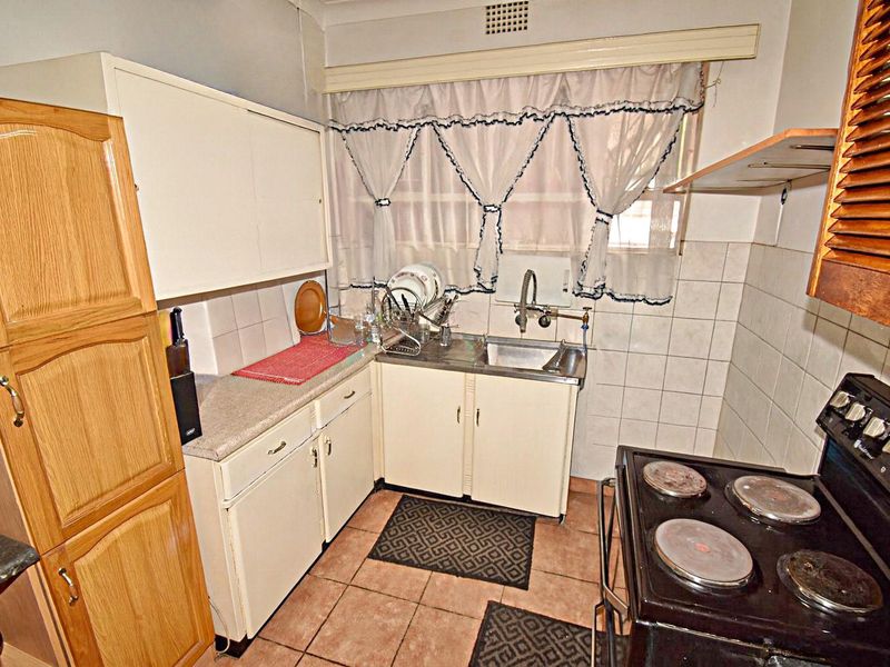 First Floor Apartment - Photo 9