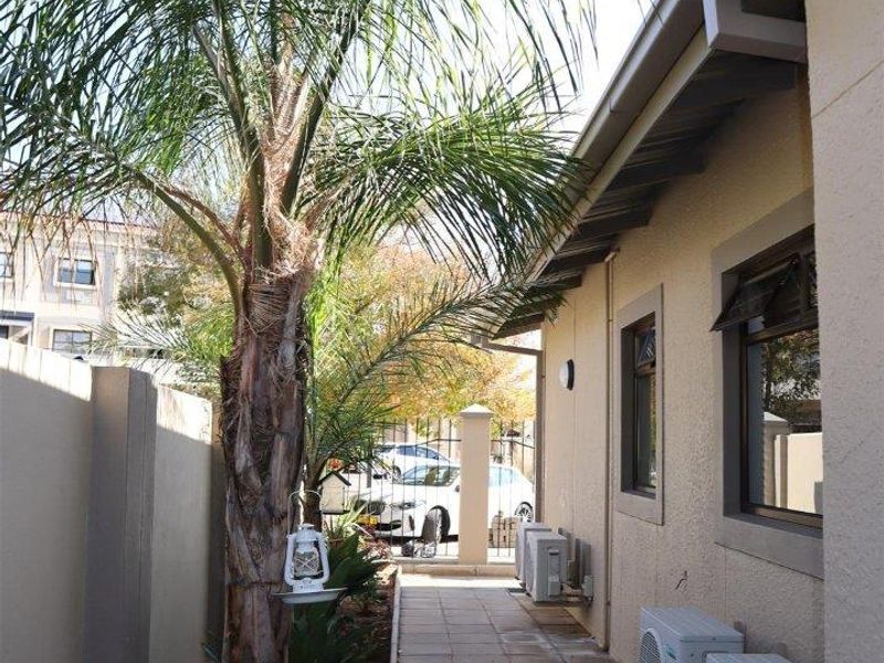 Well maintained unit in Medical Centre complex. - Photo 10