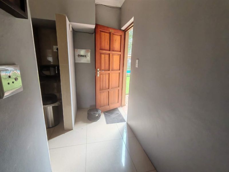 URGENT SALE!!! EXCLUSIVE MANDATE - STUNNING CORNER UNIT - OVERLOOKING THE GOLF ESTATE - Photo 5