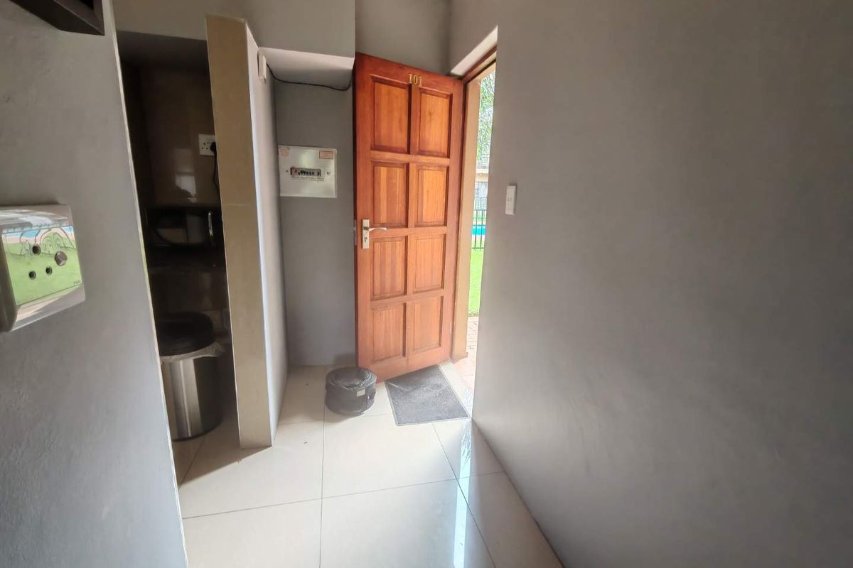 URGENT SALE!!! EXCLUSIVE MANDATE - STUNNING CORNER UNIT - OVERLOOKING THE GOLF ESTATE - Photo 5