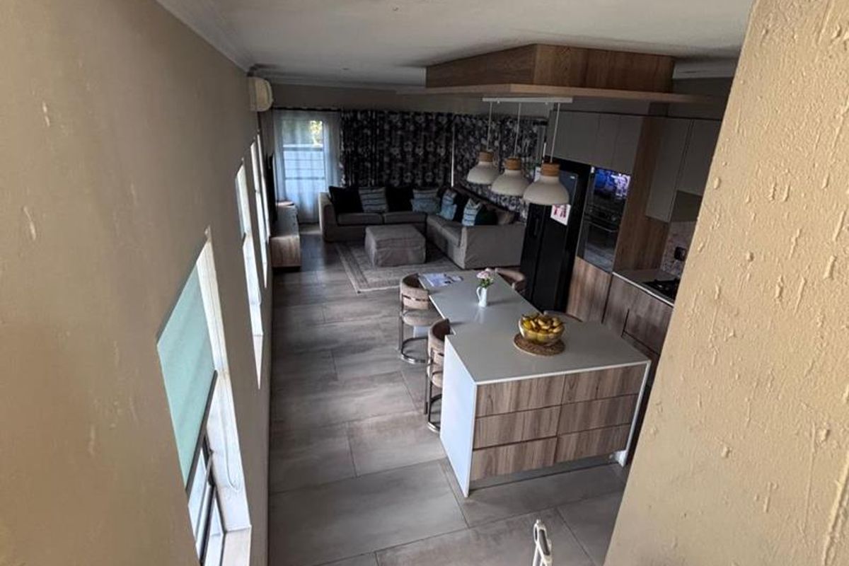 Ultra-Modern 3-Bedroom Townhouse with Solar & Private Garden – Secure - Photo 5