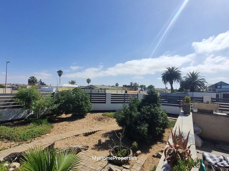 House with Flat for Sale, Central, Swakopmund - Photo 4