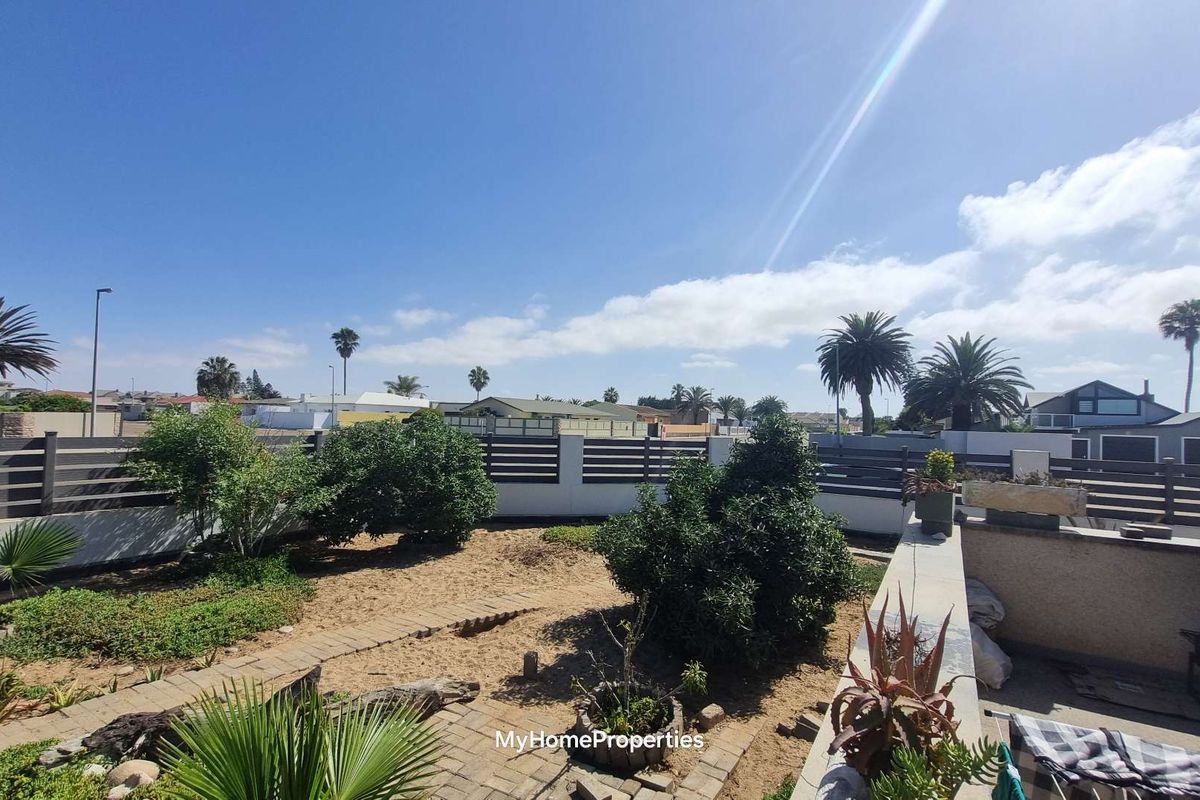 House with Flat for Sale, Central, Swakopmund - Photo 4