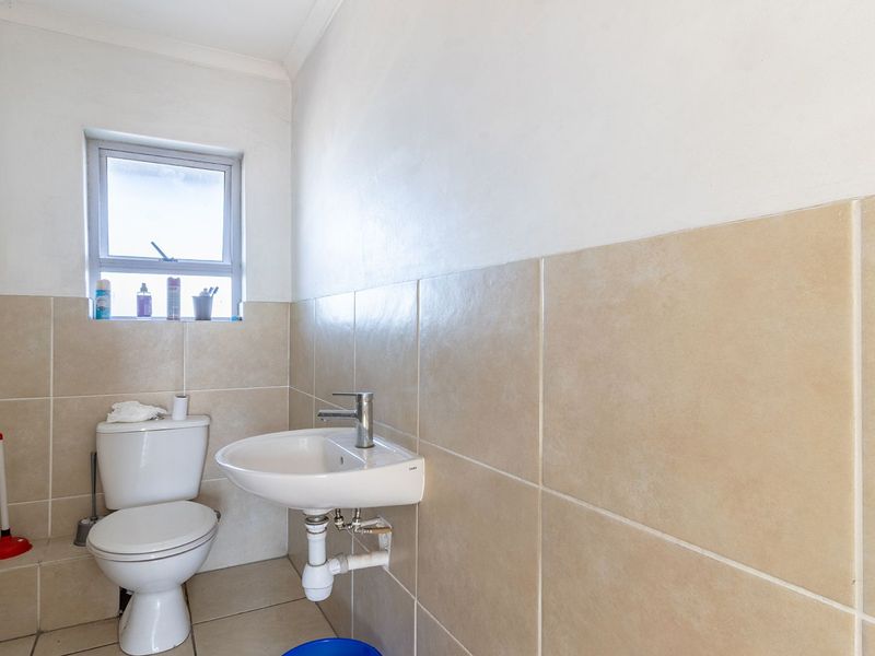 Neat & Low-Maintenance 2-Bedroom, 1-Bath Flat – Perfect for First-Time Buyers or Investors - Photo 9