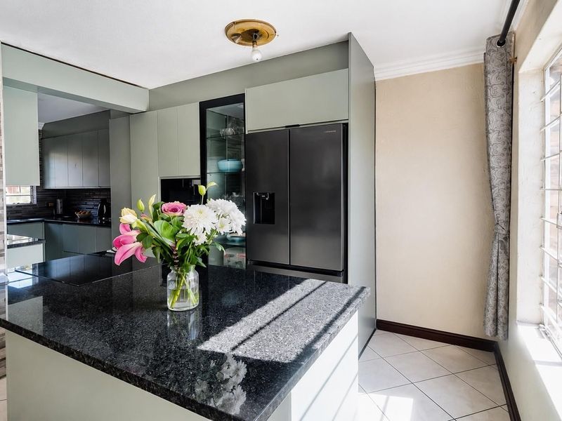 Townhouse For Sale in Glenvista, Johannesburg - Photo 1
