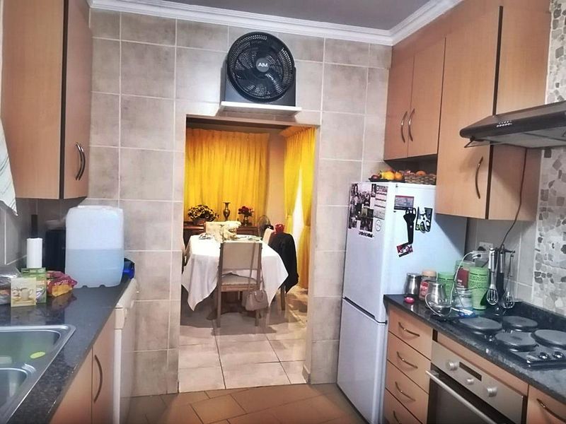 Family home with Flat - Photo 4