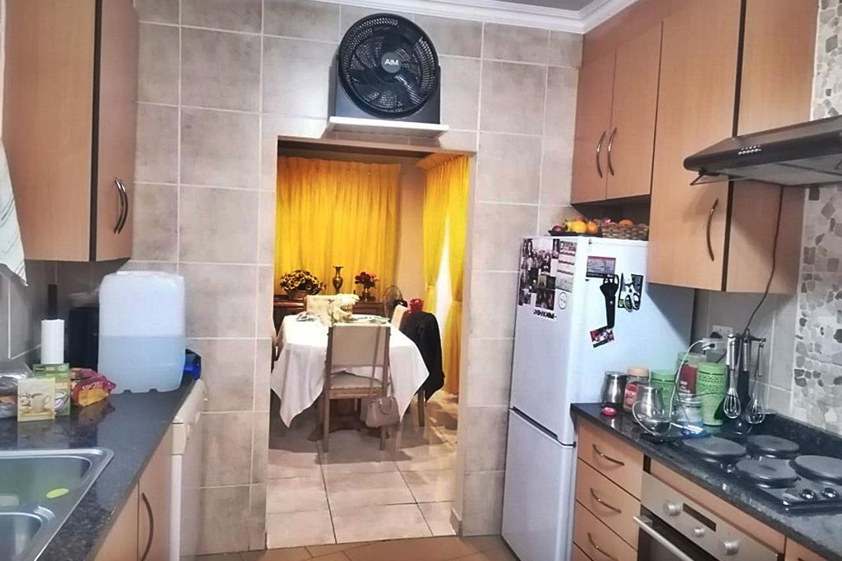 Family home with Flat - Photo 4