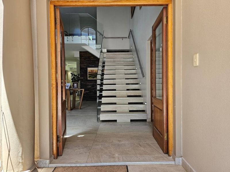 5 Bedroom Mansion in Golf Estate - Photo 3