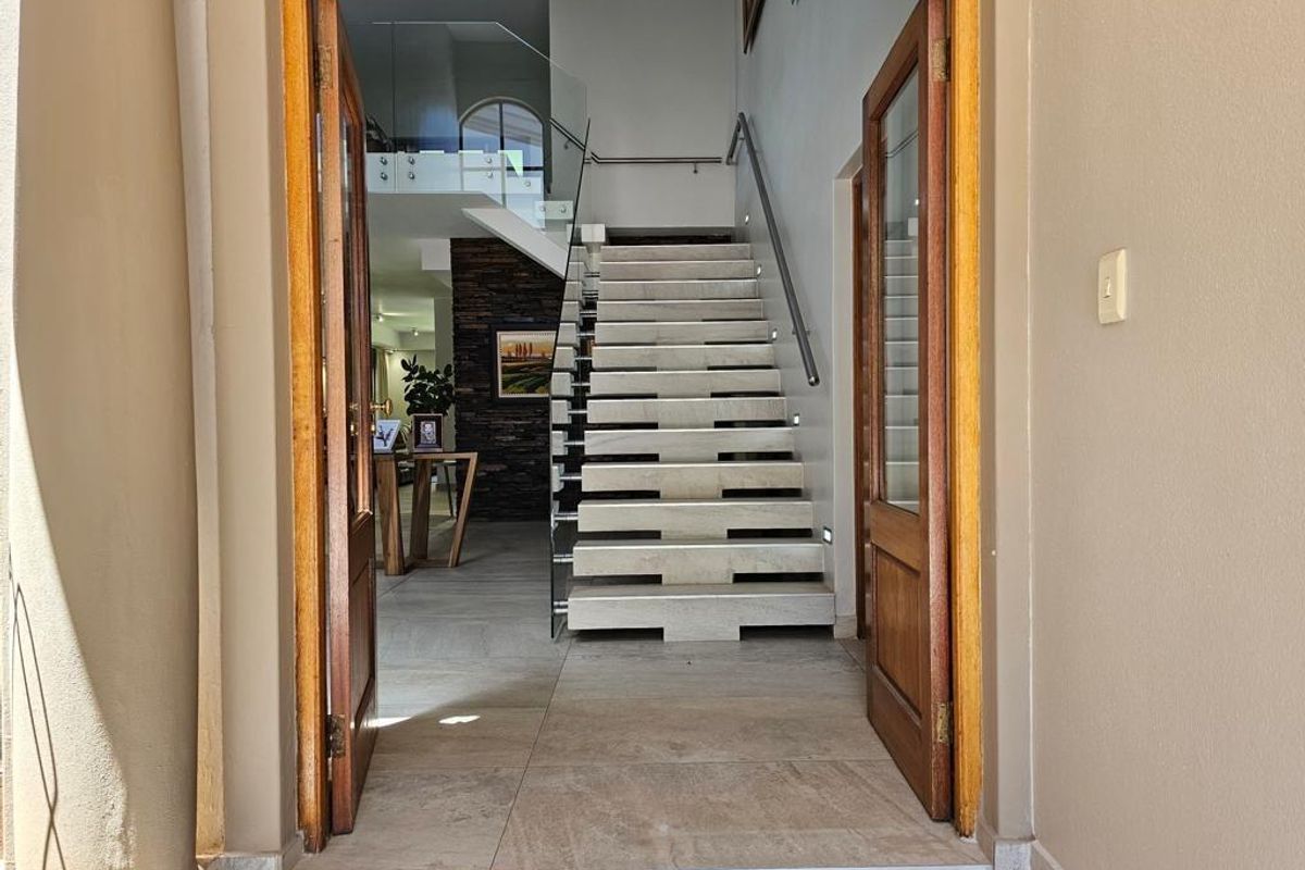 5 Bedroom Mansion in Golf Estate - Photo 3