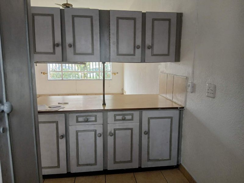 Charming Ground-Floor Unit with Prime Alberton Location!" 2. "Discover Spacious Living Near Alberton Boulevard!" 3. "Perfect Family Home: Comfort and Conven - Photo 4