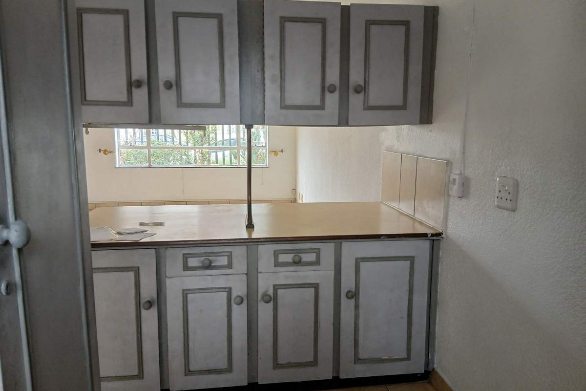 Charming Ground-Floor Unit with Prime Alberton Location!" 2. "Discover Spacious Living Near Alberton Boulevard!" 3. "Perfect Family Home: Comfort and Conven - Photo 4