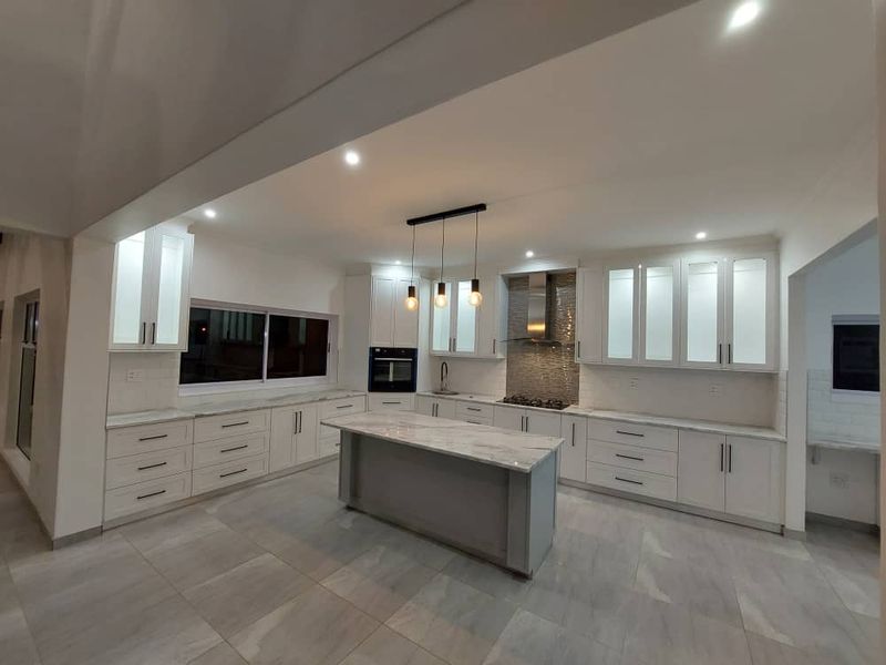 Open-Plan Living Meets Architectural Elegance - Photo 7
