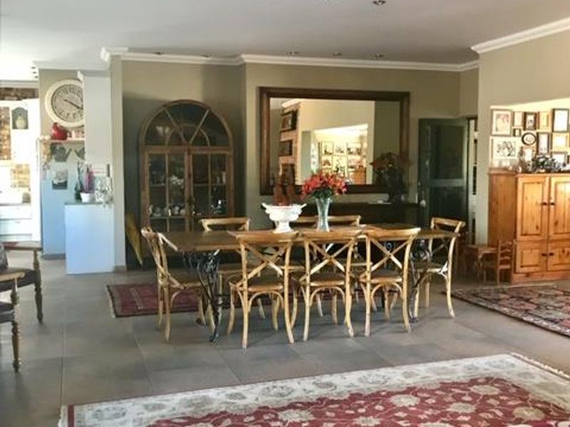 Luxurious Family Home with Pool, Flat & Triple Garage! - Photo 4