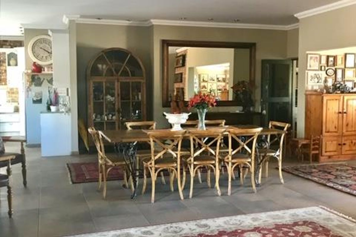 Luxurious Family Home with Pool, Flat & Triple Garage! - Photo 4