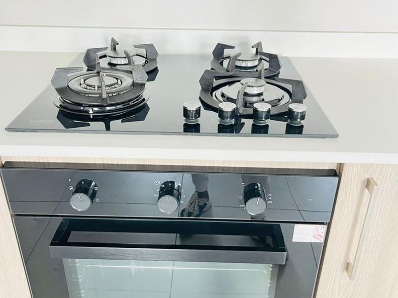 Stylish Midrand 1-Bed: Secure & Convenient - Photo 4