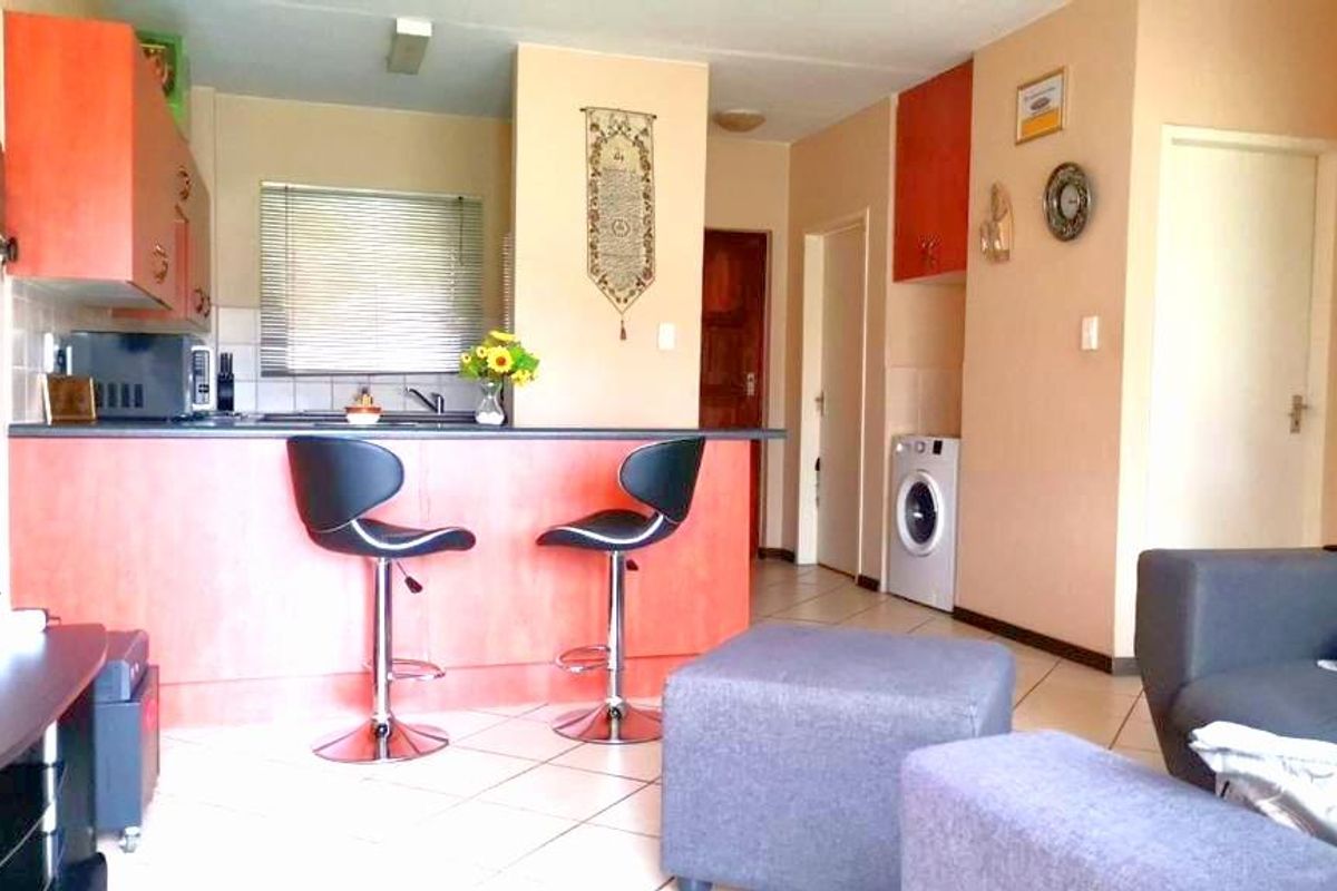Wow well sized ground floor apartment in a well maintained complex in Honeydew. - Photo 4