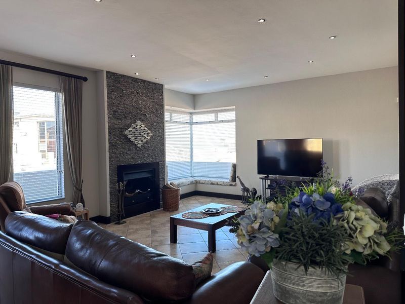 SPACIOUS 3 BEDROOM HOME FOR SALE WITH 3 FLATLETS NEAR WATERFRONT, SWAKOPMUND - Photo 2