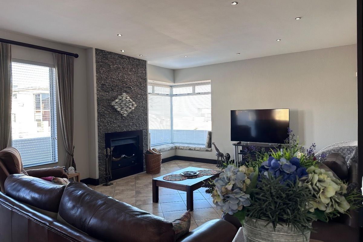 SPACIOUS 3 BEDROOM HOME FOR SALE WITH 3 FLATLETS NEAR WATERFRONT, SWAKOPMUND - Photo 2