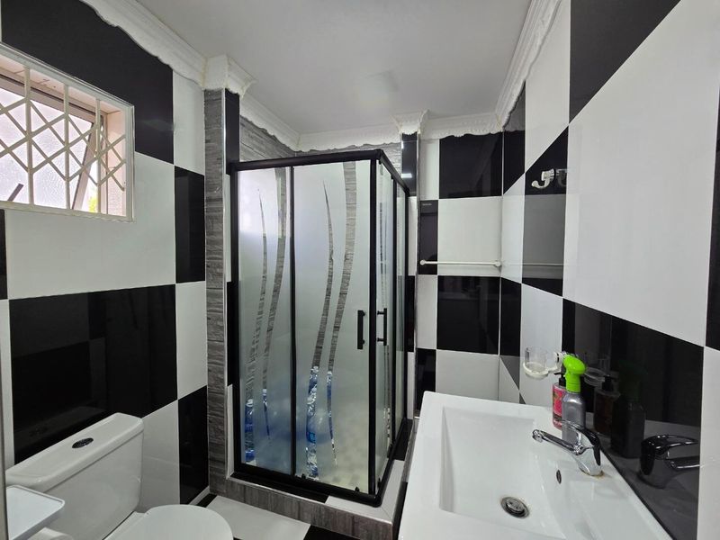 Distinguished Escombe Residence with Premium Amenities - Photo 9