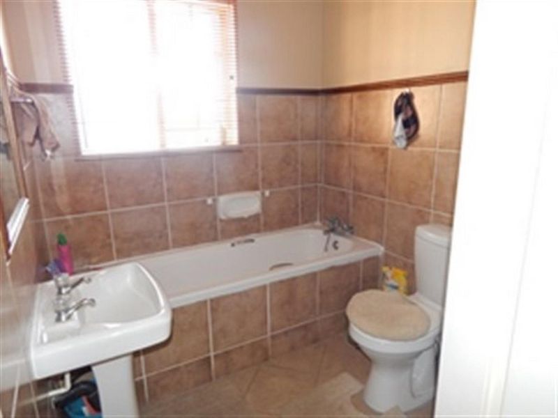 Lovely 2 bedroom top unit in Equestria Estate - Photo 9