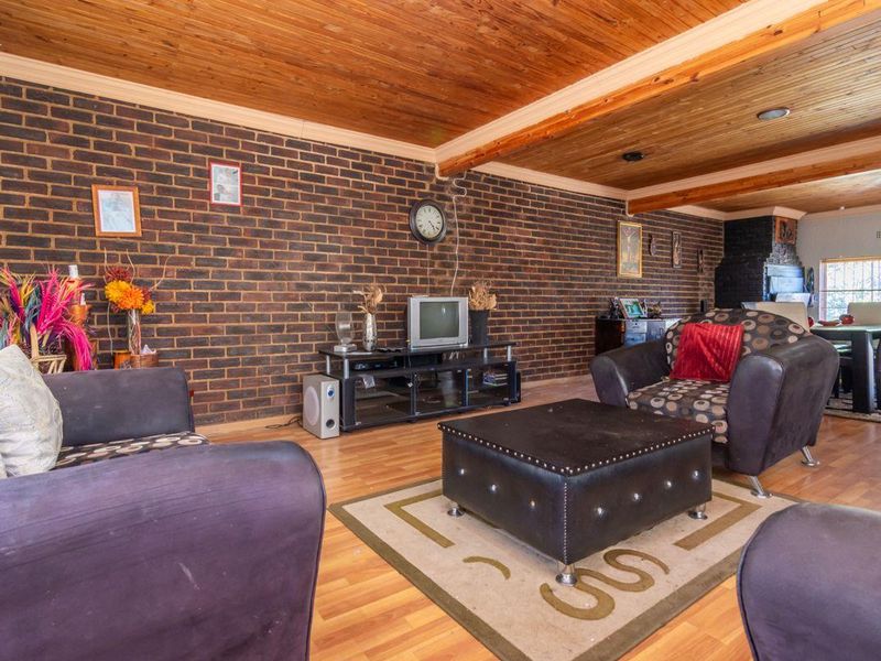 Discover the Charm of Corner Living - Photo 4