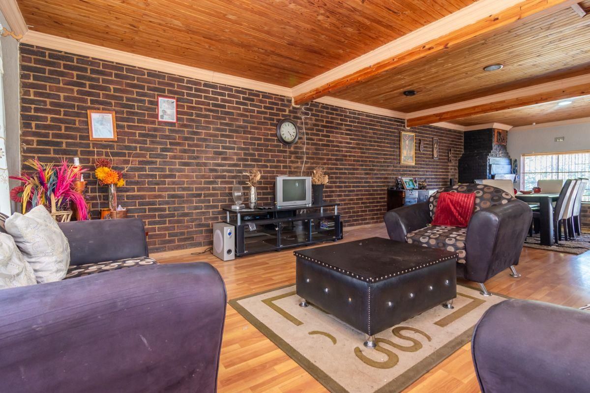 Discover the Charm of Corner Living - Photo 4