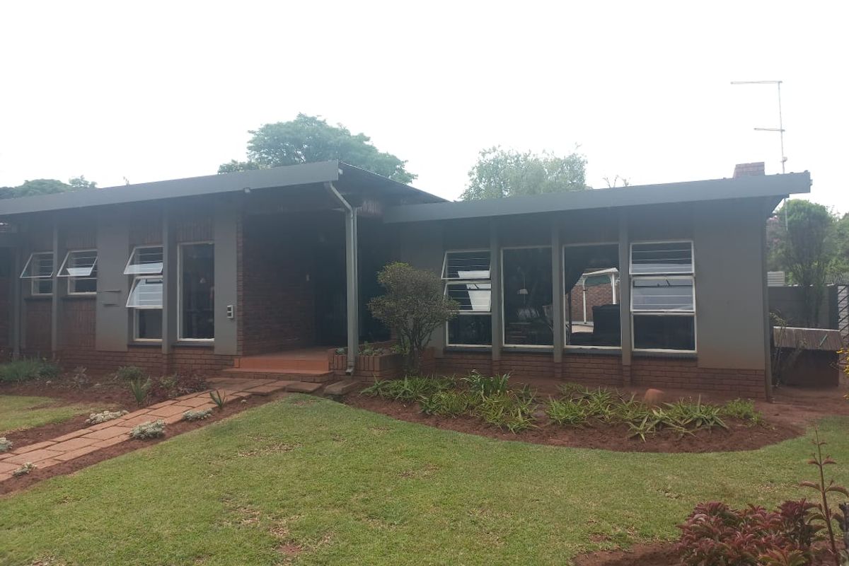 CHARMING FAMILY HOME IN THE HEART OF LYTTELTON MANOR!! - Photo 5