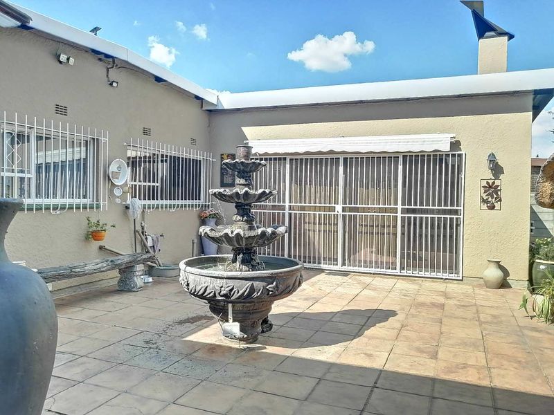 Spacious, well maintained home - Photo 5