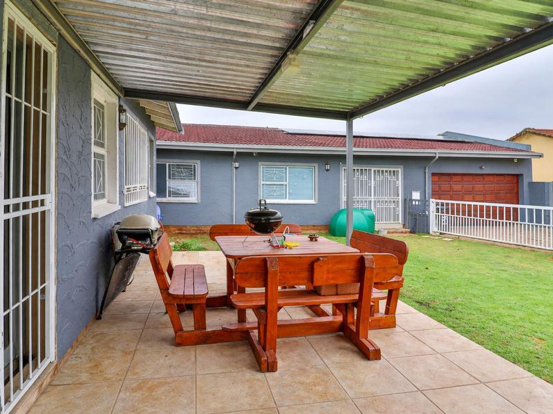 MODERN FAMILY HOME WITH EXTRA-LARGE BEDROOMS, SOLAR & PRIME LOCATION IN VERWOERDPARK - Photo 3