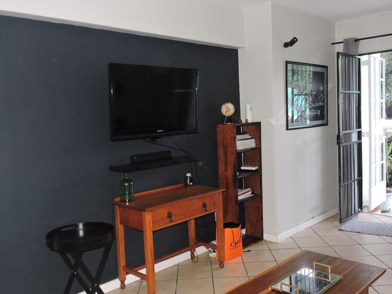 Charming furnished 2-Bedroom simplex - Photo 10