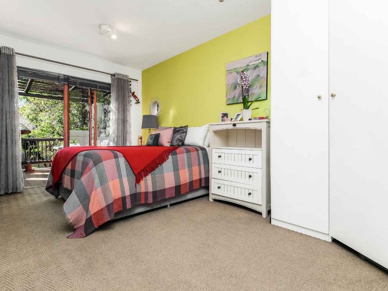 TOP FLOOR APARTMENT, BOASTING LOADS OF NAURAL LIGHT, HIGH CEILINGS AND IN A FANTASTIC LOCATION - Photo 8