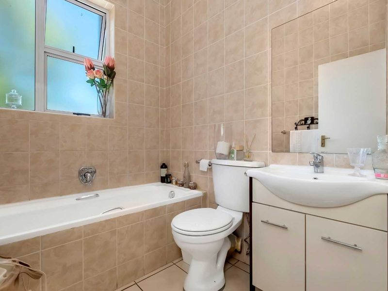 TOP FLOOR 2 BEDROOM APARTMENT FOR RENT IN BRYANSTON - Photo 9