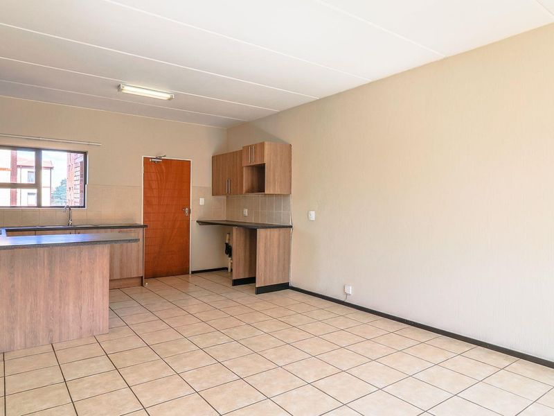 2 BEDROOM 2 BATHROOM APARTMENT WITH LOW LEVIES. - Photo 8