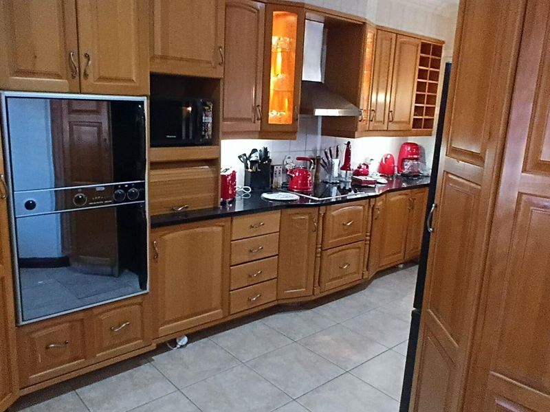 "Secure Estate Living: Modern Home for Investors or Downsizers! - Photo 4