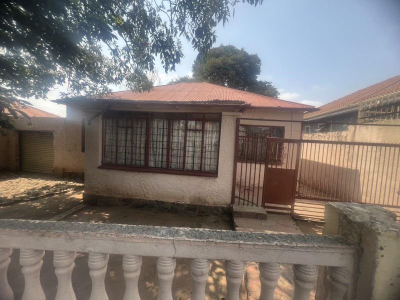 Property needs TLC - Photo 2