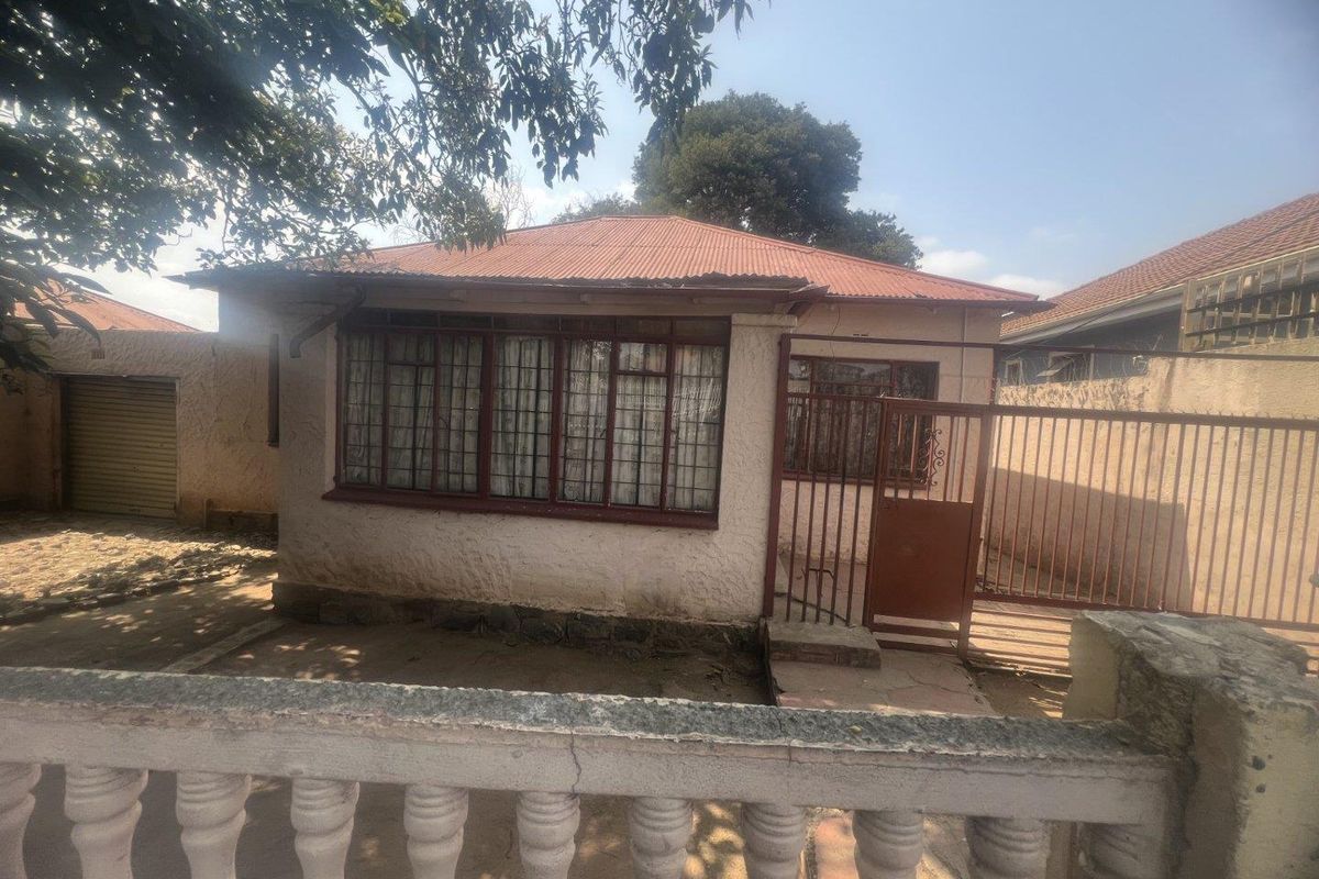 Property needs TLC - Photo 2