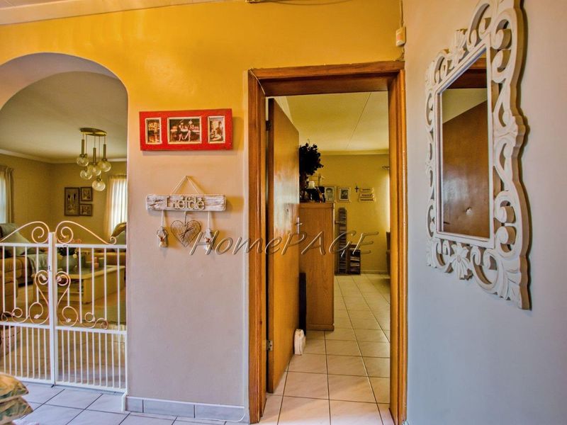 Central, Walvis Bay:  Spacious, very neat home in a good area, for sale - Photo 6