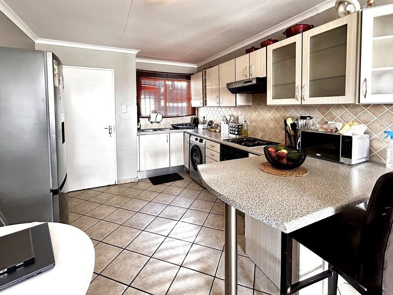 2 Bedroom Apartment For Sale in Pionierspark - Photo 4