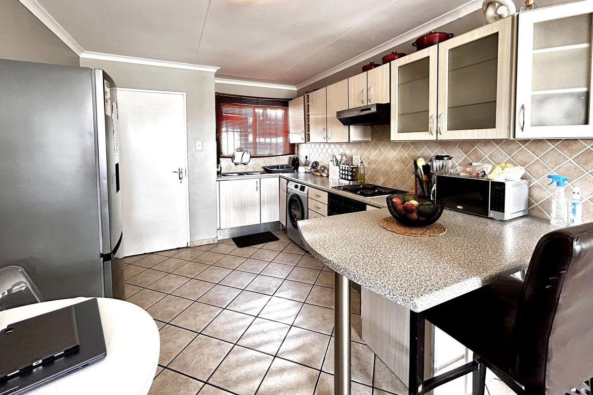 2 Bedroom Apartment For Sale in Pionierspark - Photo 4