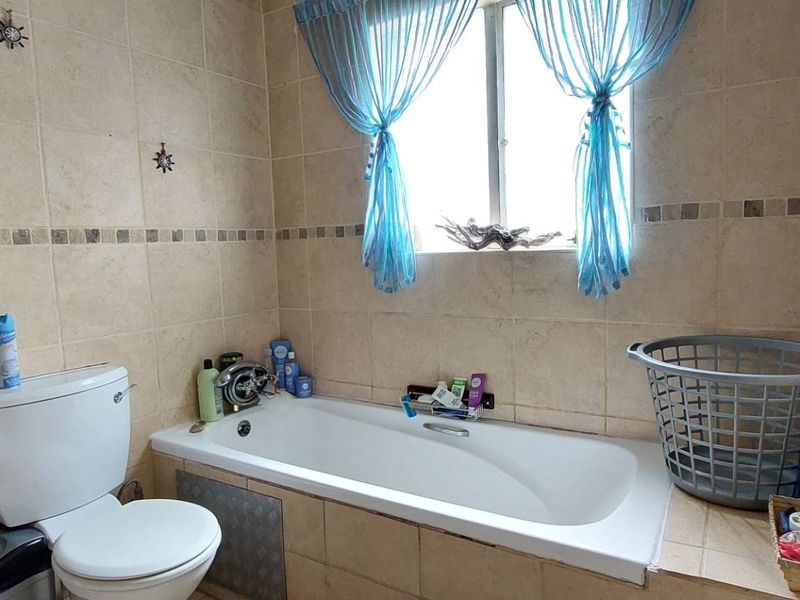 3 Bedroom in Secure Complex - Photo 10