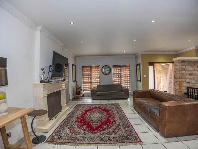 3 Bedroom House, Brackenfell - Photo 2