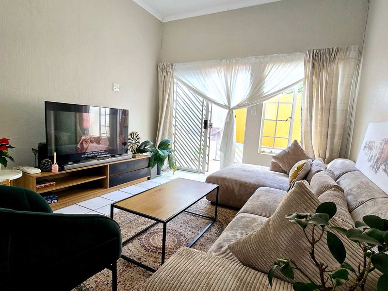 Secure 2-Bedroom Unit in the Heart of Garsfontein - Photo 4